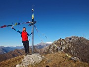 39 Alla croce dell'anticima con vista sulla vetta del Monte Ocone e Resegone